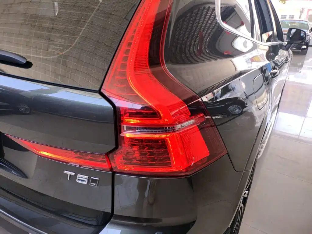 Volvo XC60 — фото 24
