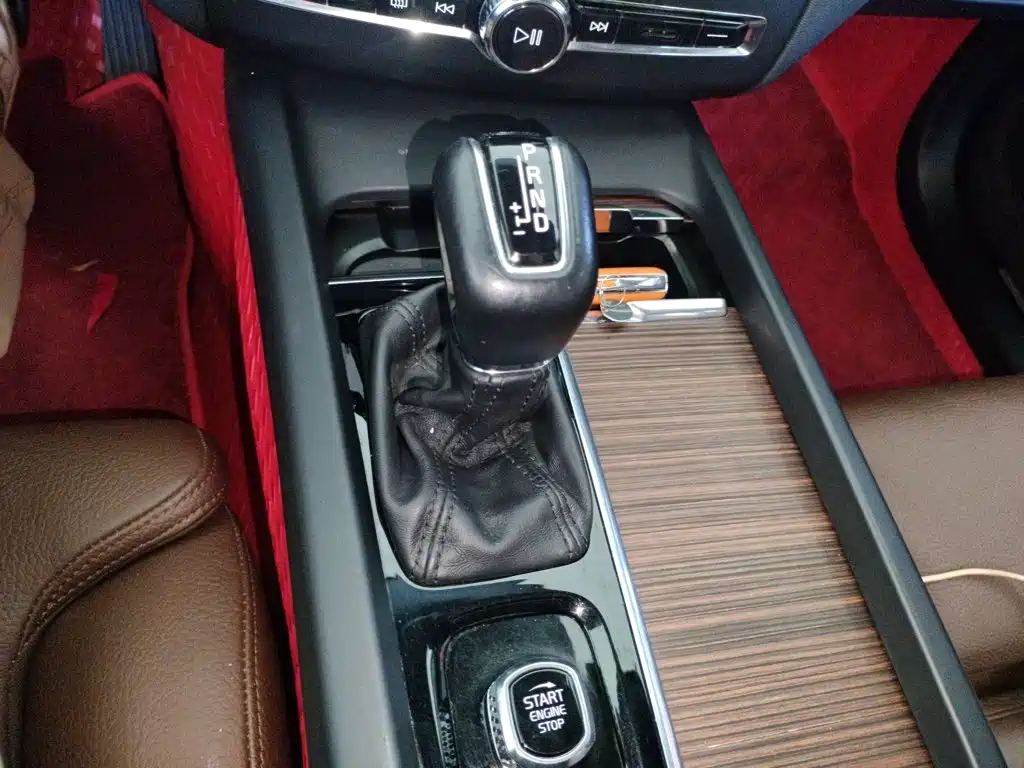 Volvo XC60 — фото 10