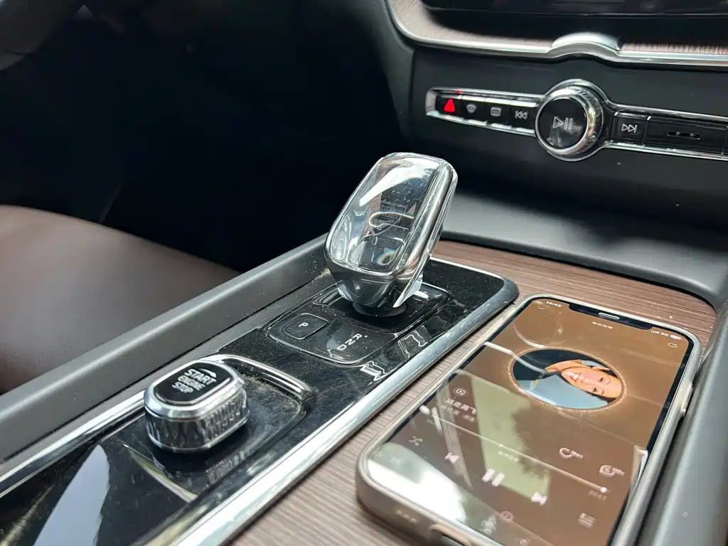 Volvo XC60 — фото 10