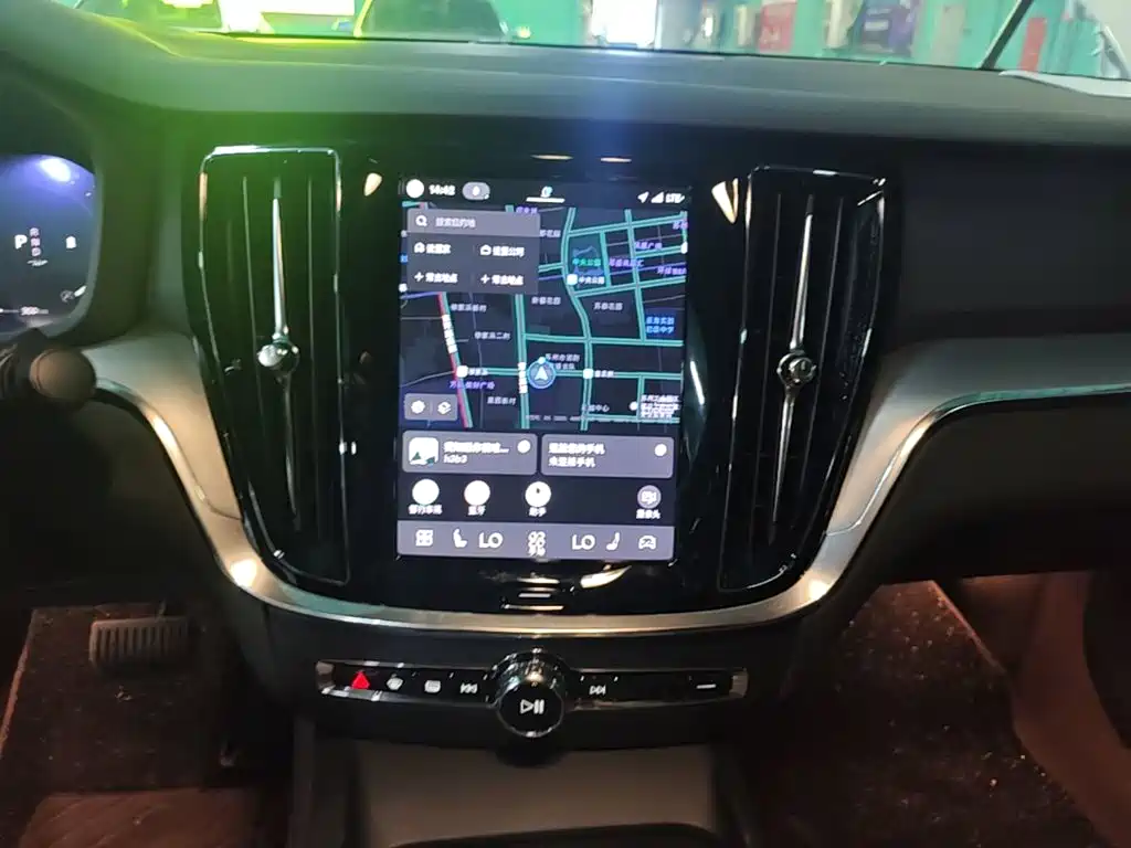 Volvo S60 — фото 13