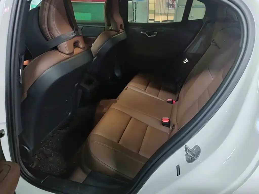 Volvo S60 — фото 17