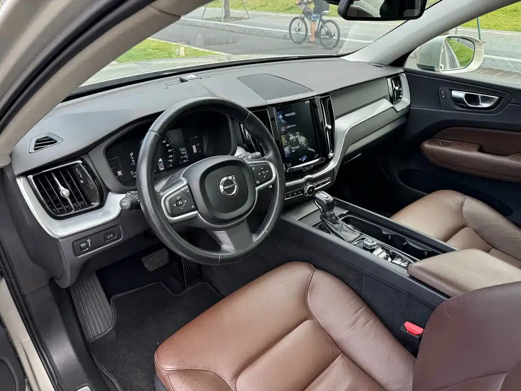 Volvo XC60 — фото 4