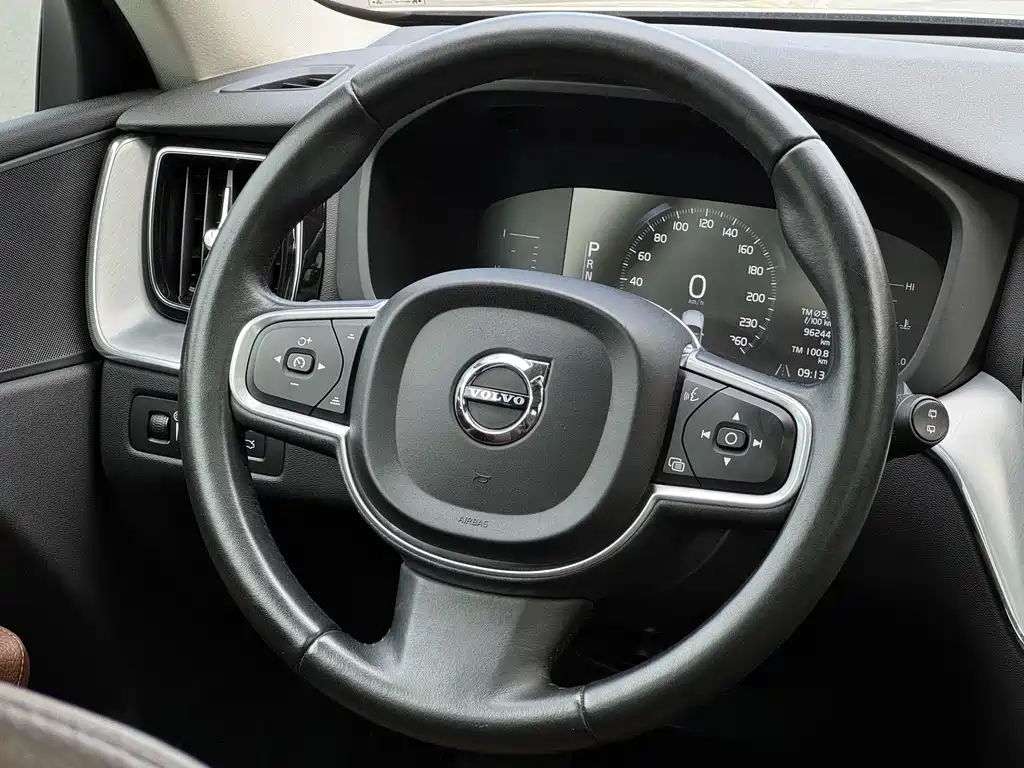 Volvo XC60 — фото 9