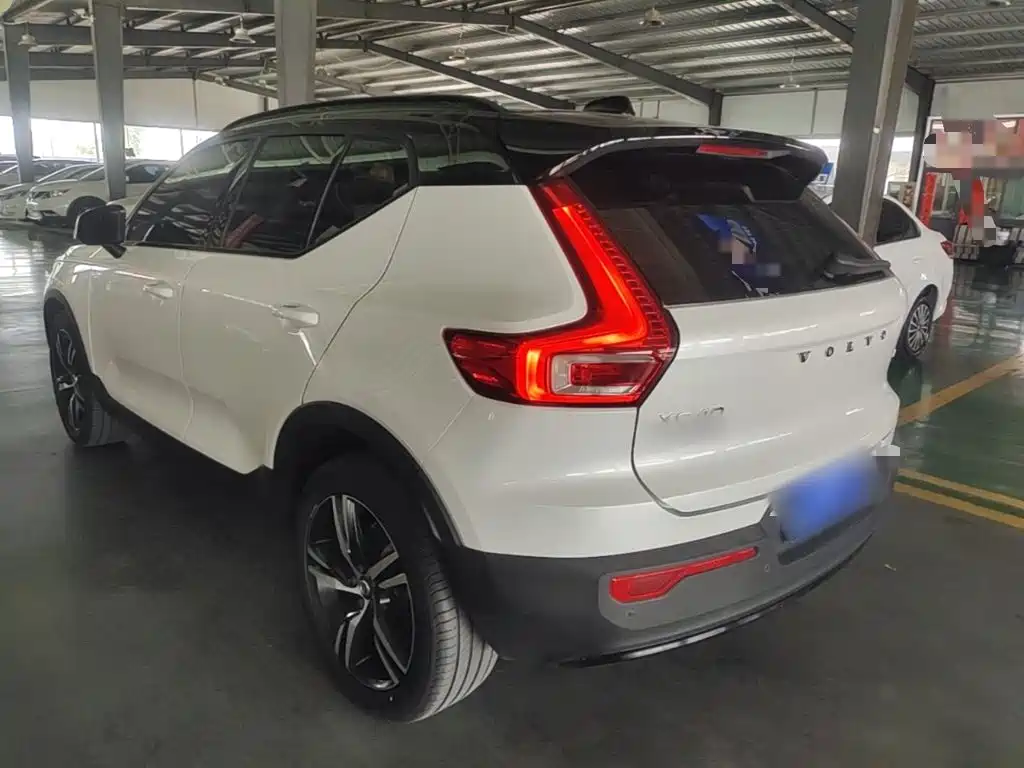 Volvo XC40 — фото 5