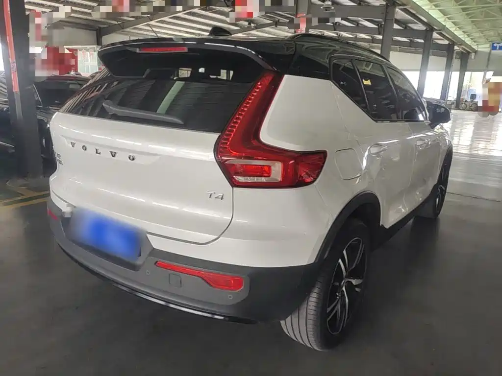 Volvo XC40 — фото 7