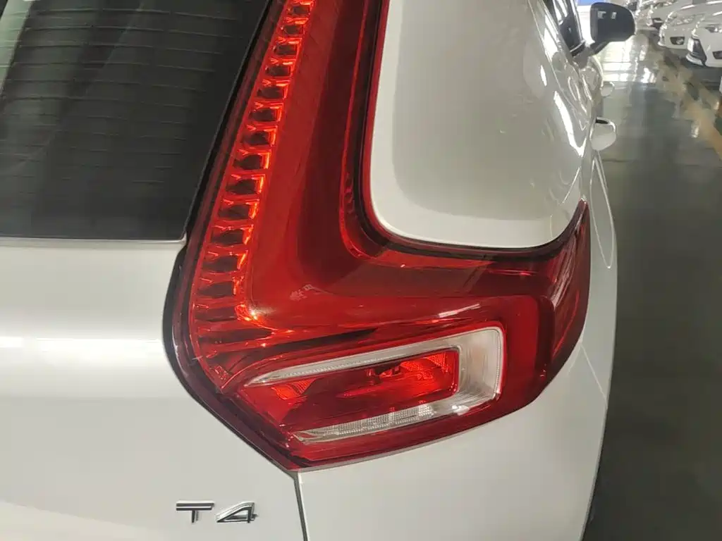 Volvo XC40 — фото 8