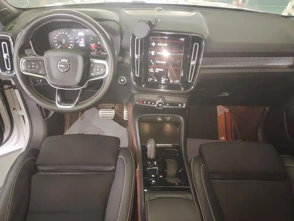 Volvo XC40 — фото 10