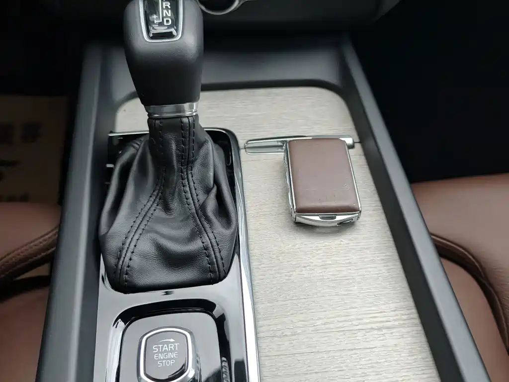 Volvo XC60 — фото 11
