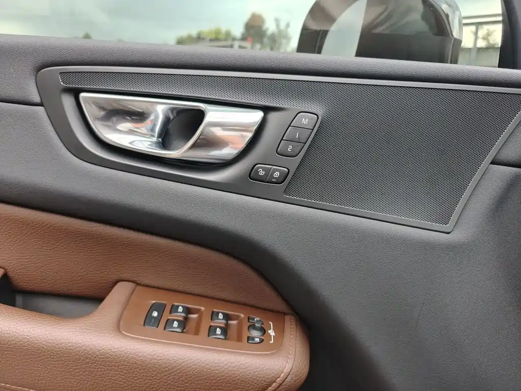 Volvo XC60 — фото 15