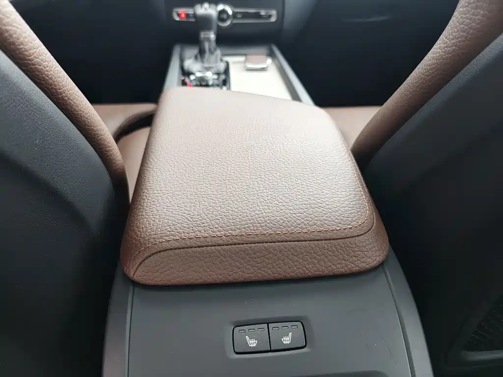 Volvo XC60 — фото 18