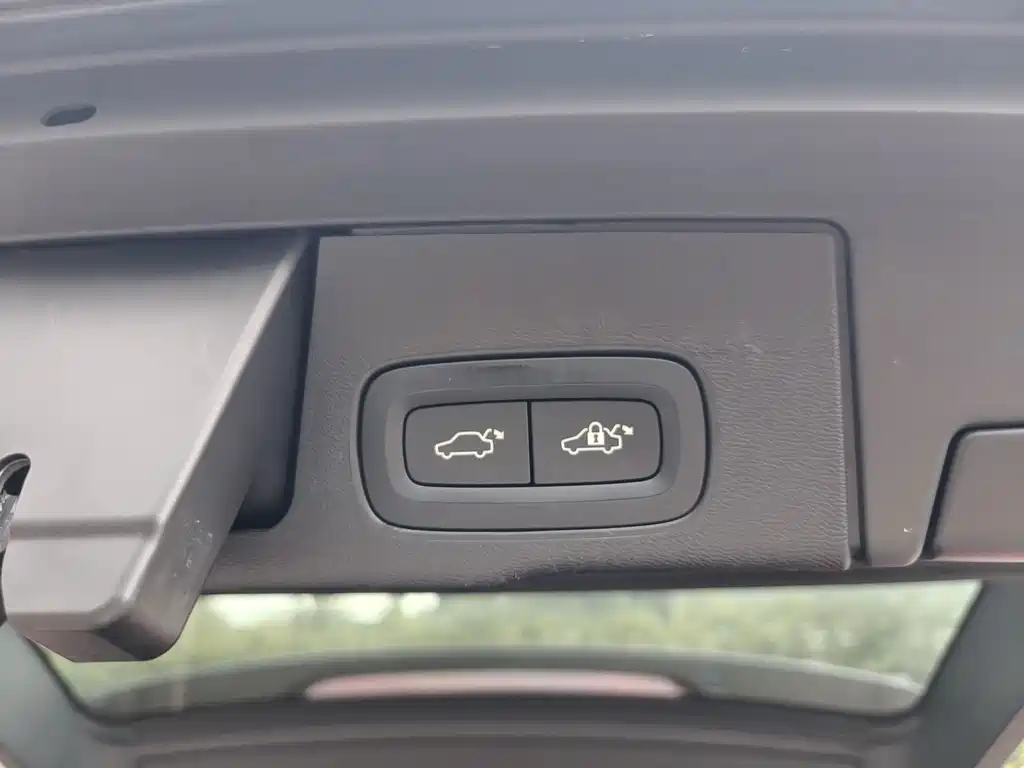 Volvo XC60 — фото 20