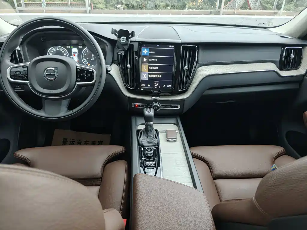 Volvo XC60 — фото 10