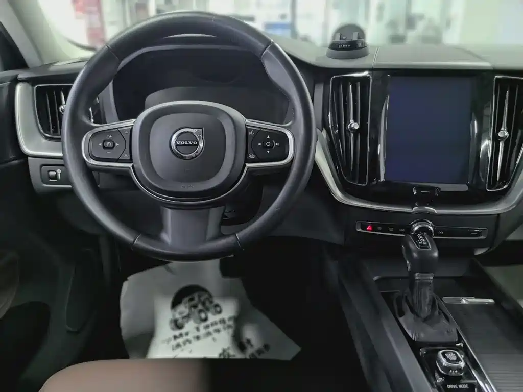 Volvo XC60 — фото 9