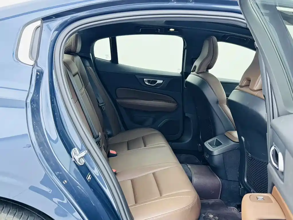 Volvo S60 — фото 11