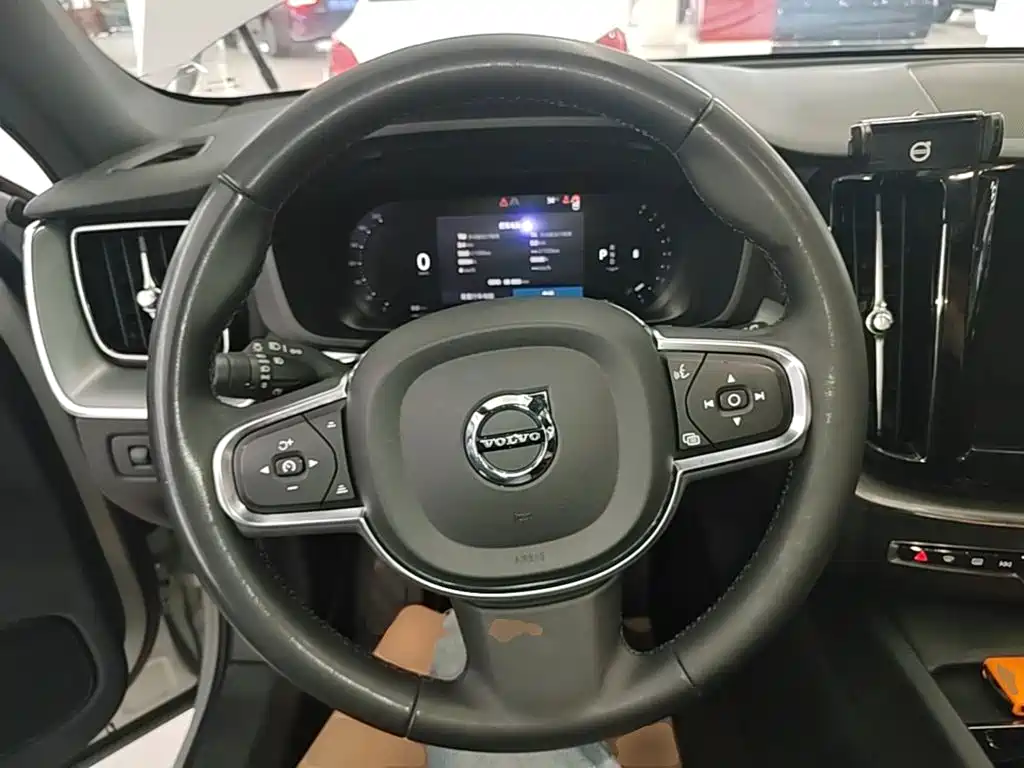 Volvo XC60 — фото 11