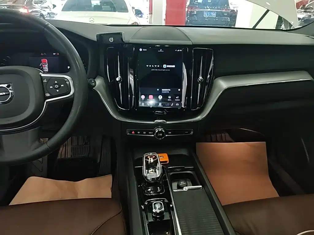 Volvo XC60 — фото 13