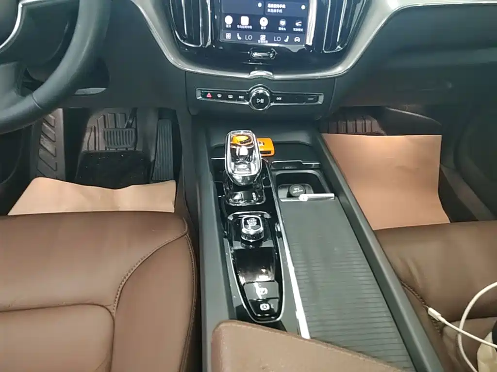 Volvo XC60 — фото 14