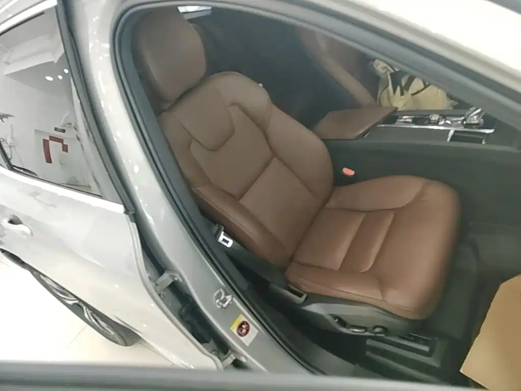 Volvo XC60 — фото 25