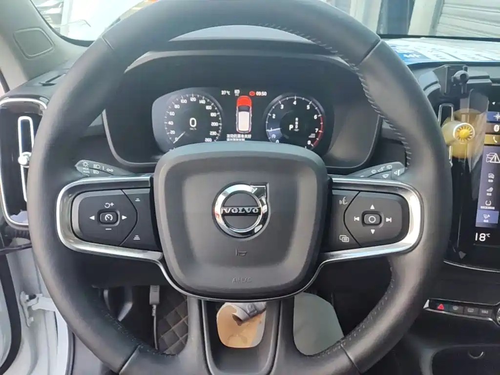 Volvo XC40 — фото 11