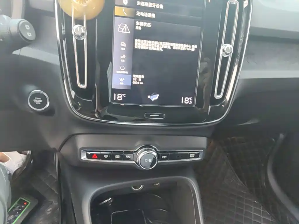 Volvo XC40 — фото 13