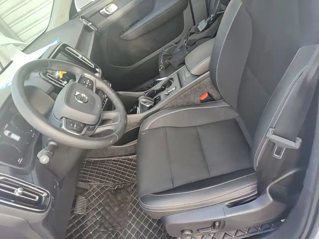 Volvo XC40 — фото 15