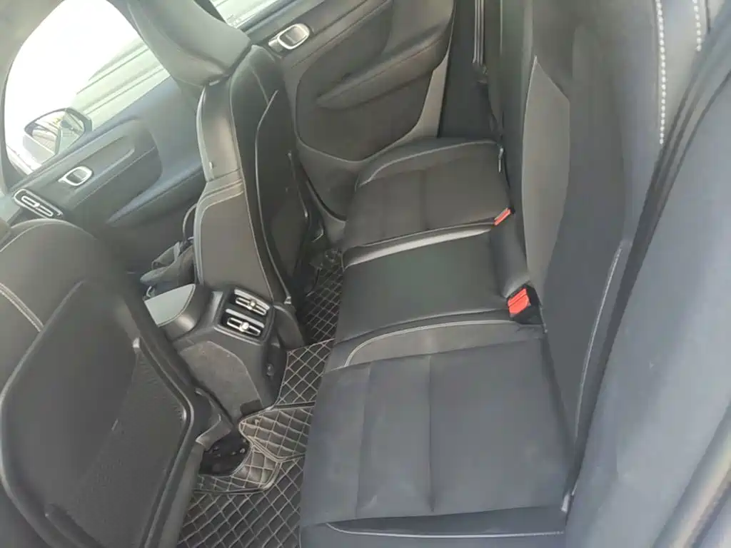 Volvo XC40 — фото 17