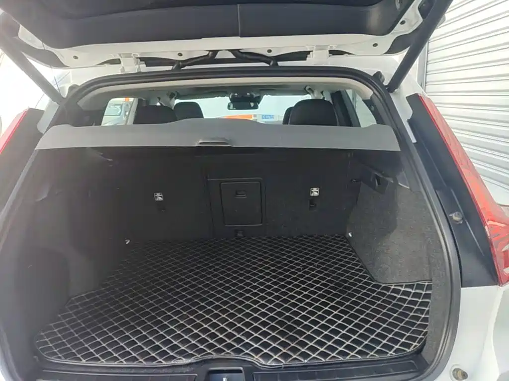 Volvo XC40 — фото 19