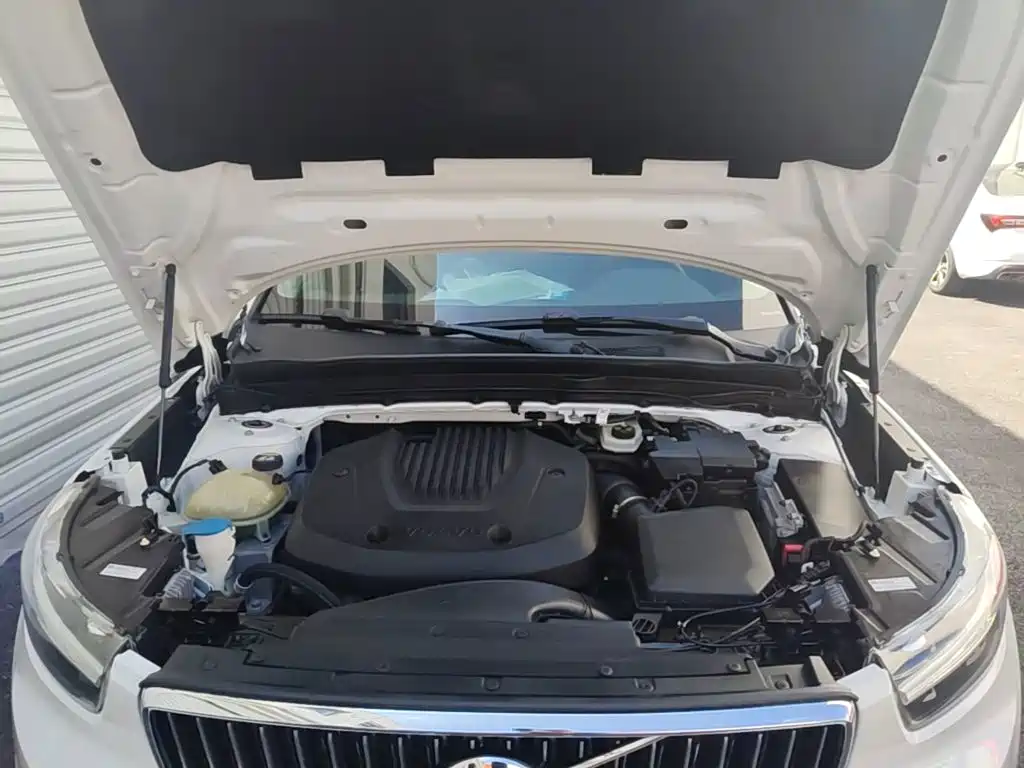 Volvo XC40 — фото 20