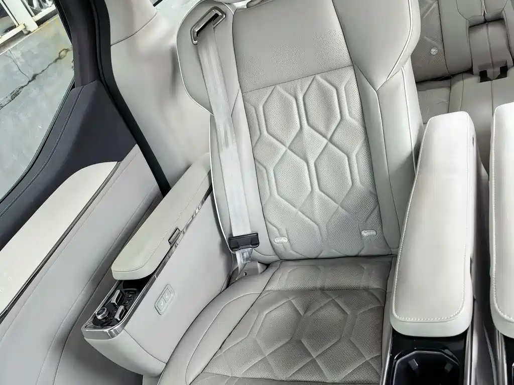 Volvo EM90 — фото 14