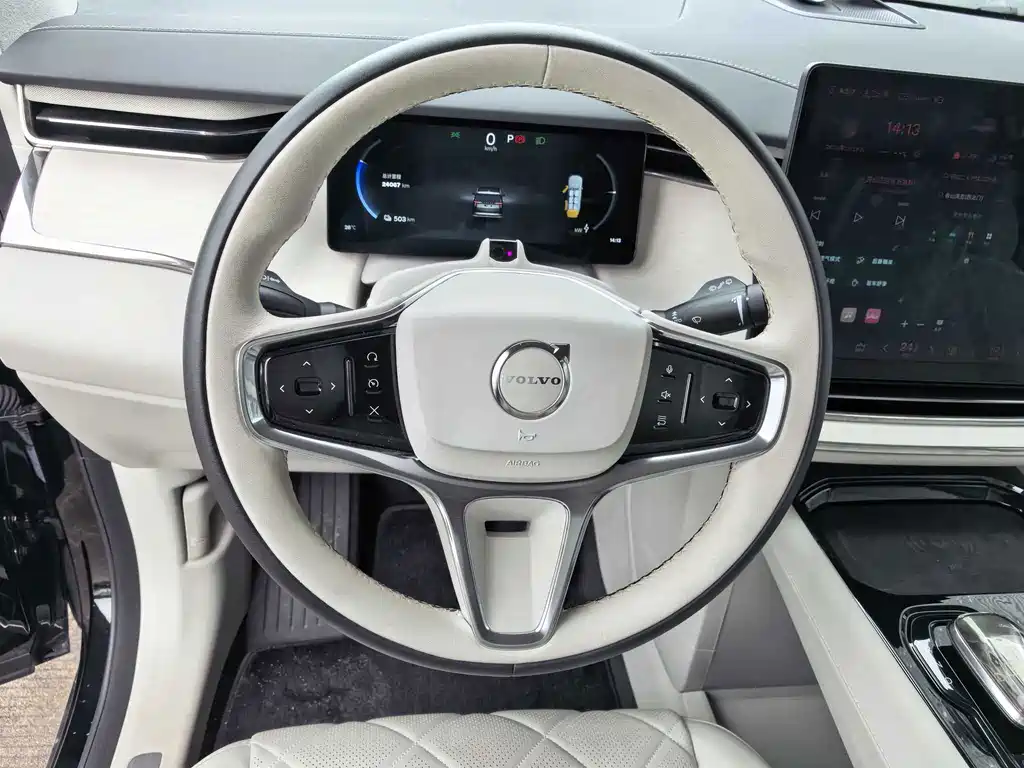 Volvo EM90 — фото 17