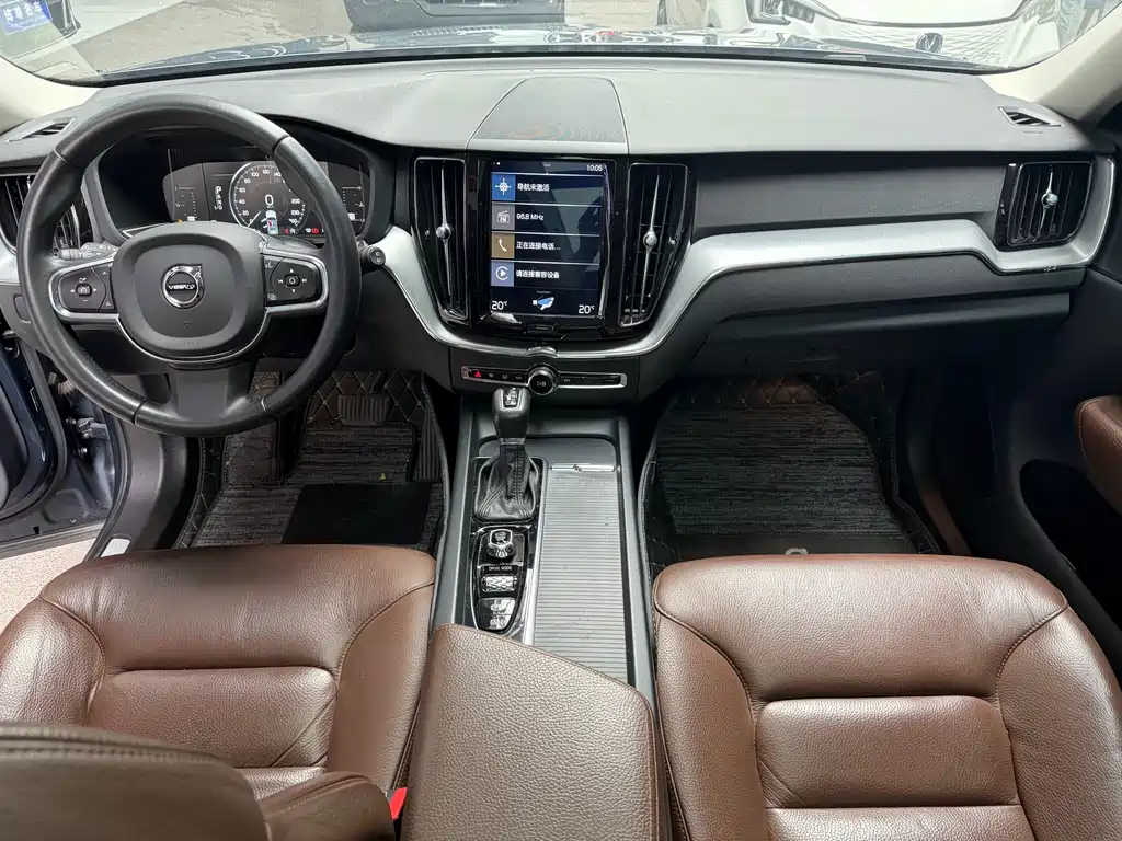 Volvo XC60 — фото 11