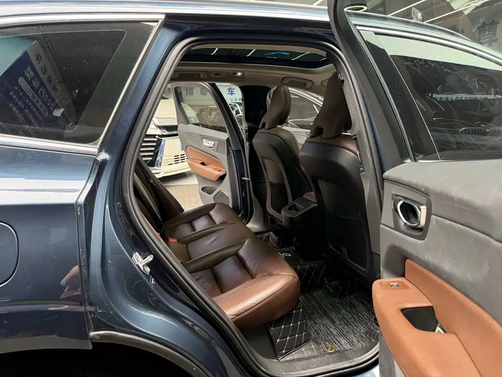 Volvo XC60 — фото 14