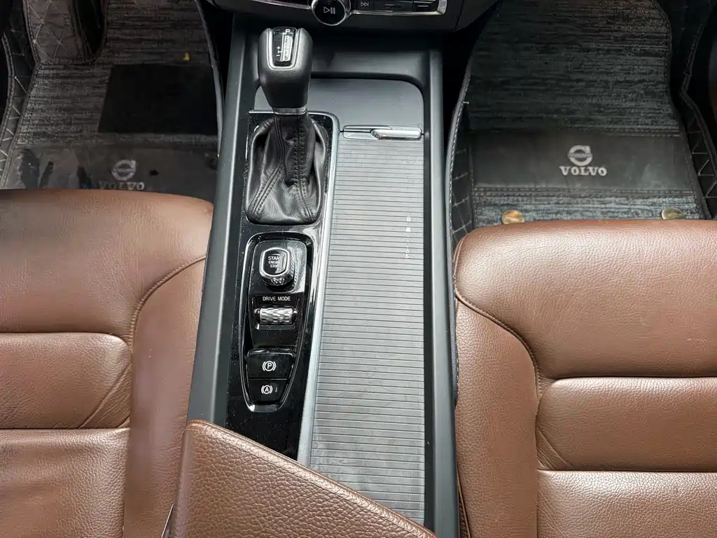 Volvo XC60 — фото 9