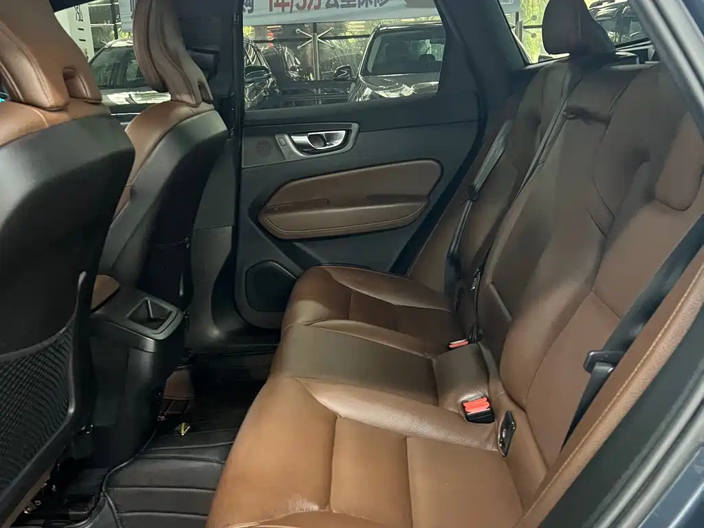 Volvo XC60 — фото 10