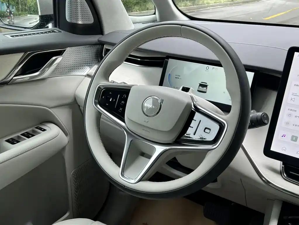 Volvo EM90 — фото 14