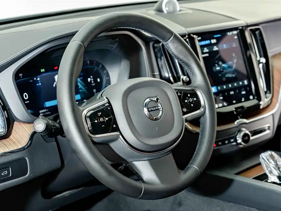 Volvo XC60 — фото 10