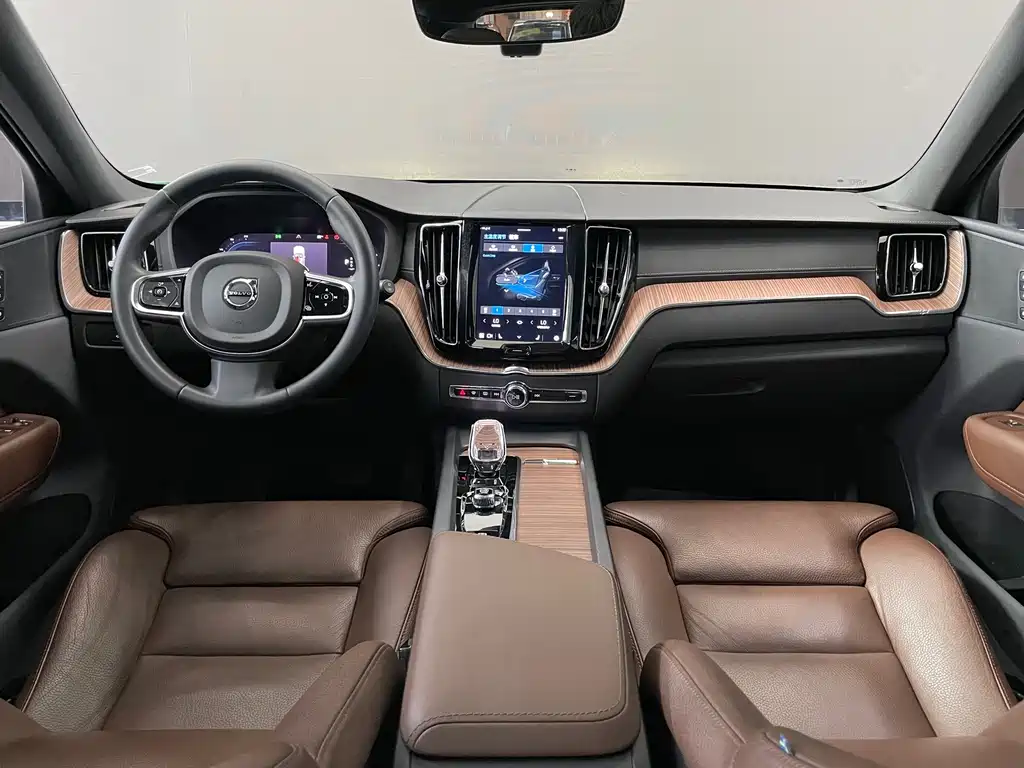Volvo XC60 — фото 11