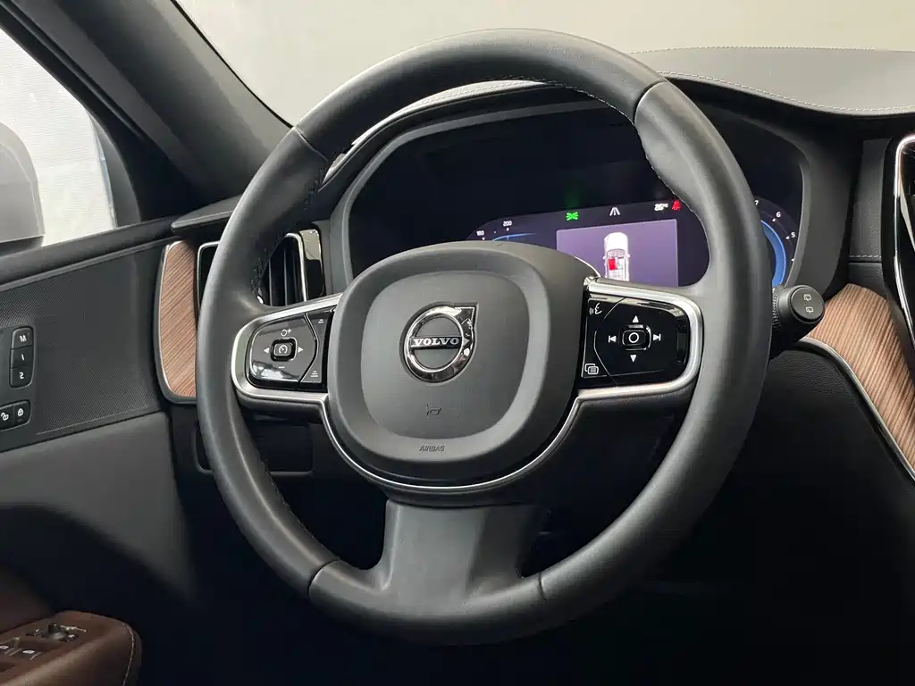 Volvo XC60 — фото 13