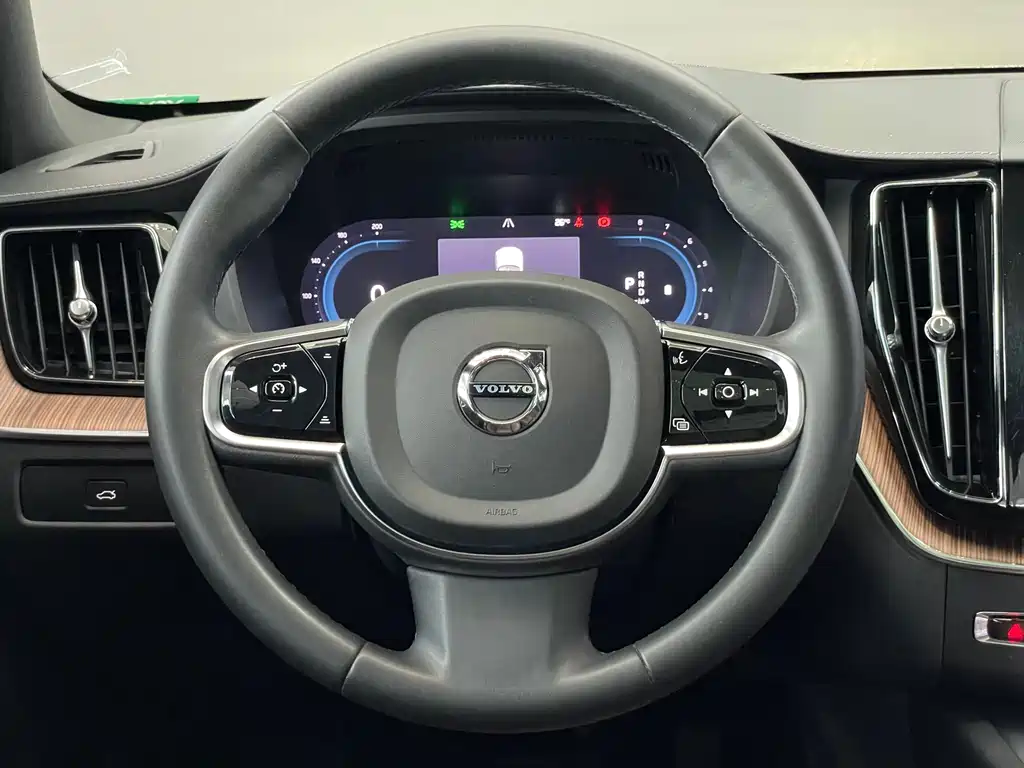 Volvo XC60 — фото 14