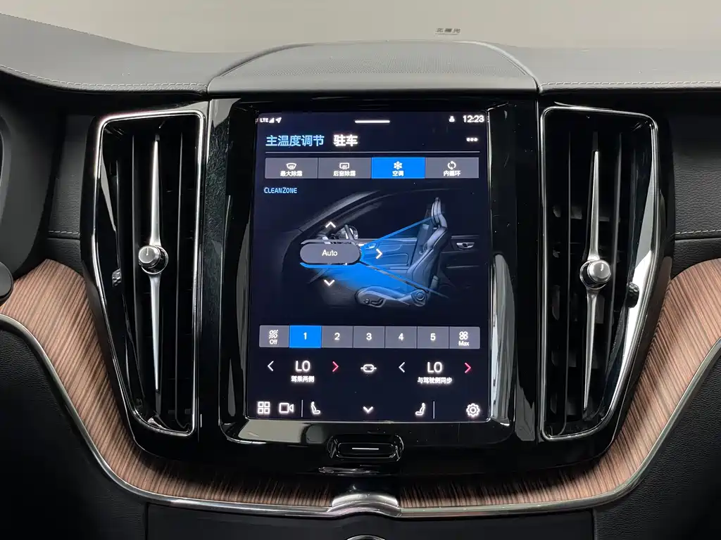 Volvo XC60 — фото 15