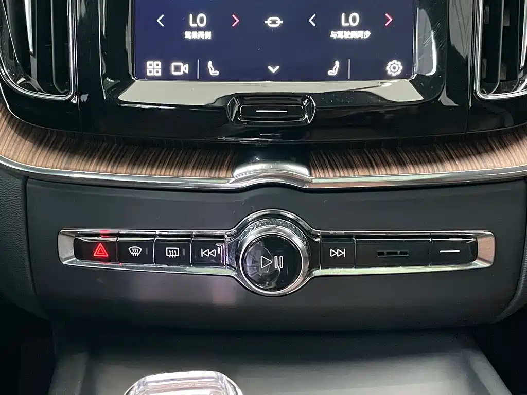 Volvo XC60 — фото 17