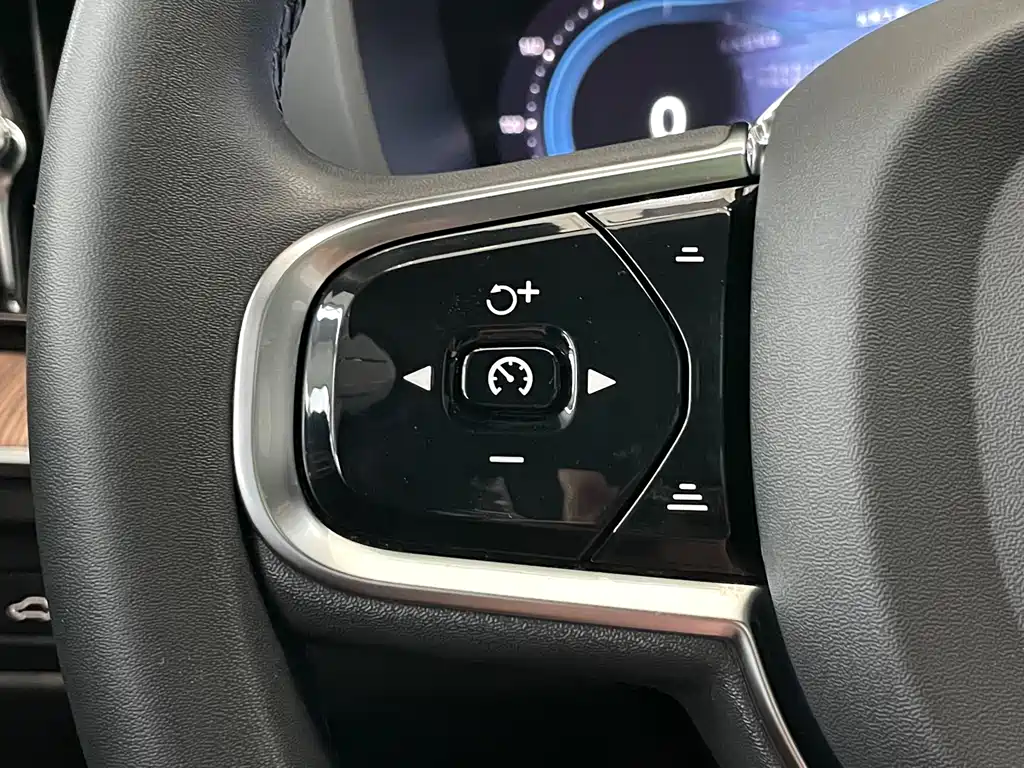 Volvo XC60 — фото 18