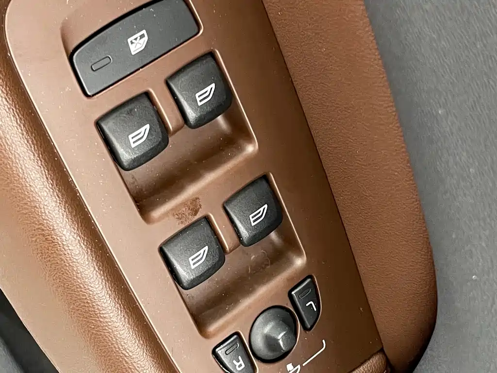Volvo XC60 — фото 21