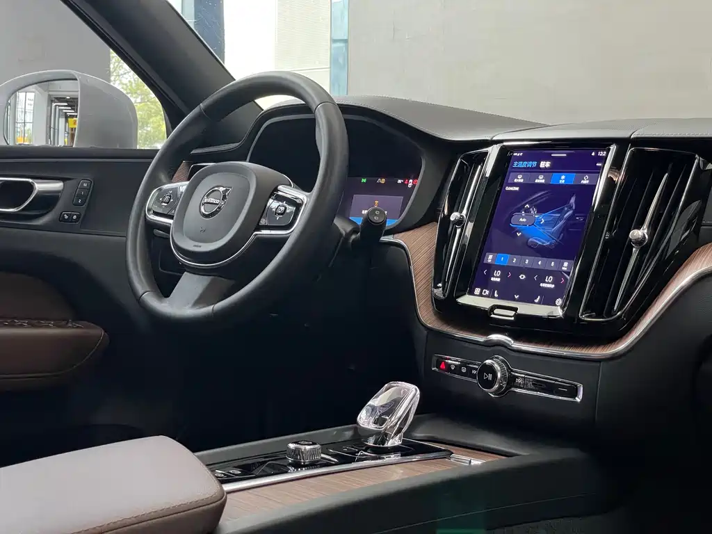 Volvo XC60 — фото 10