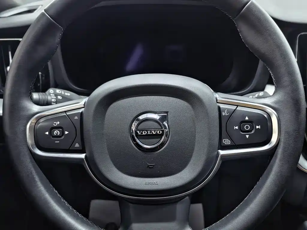 Volvo XC60 — фото 11