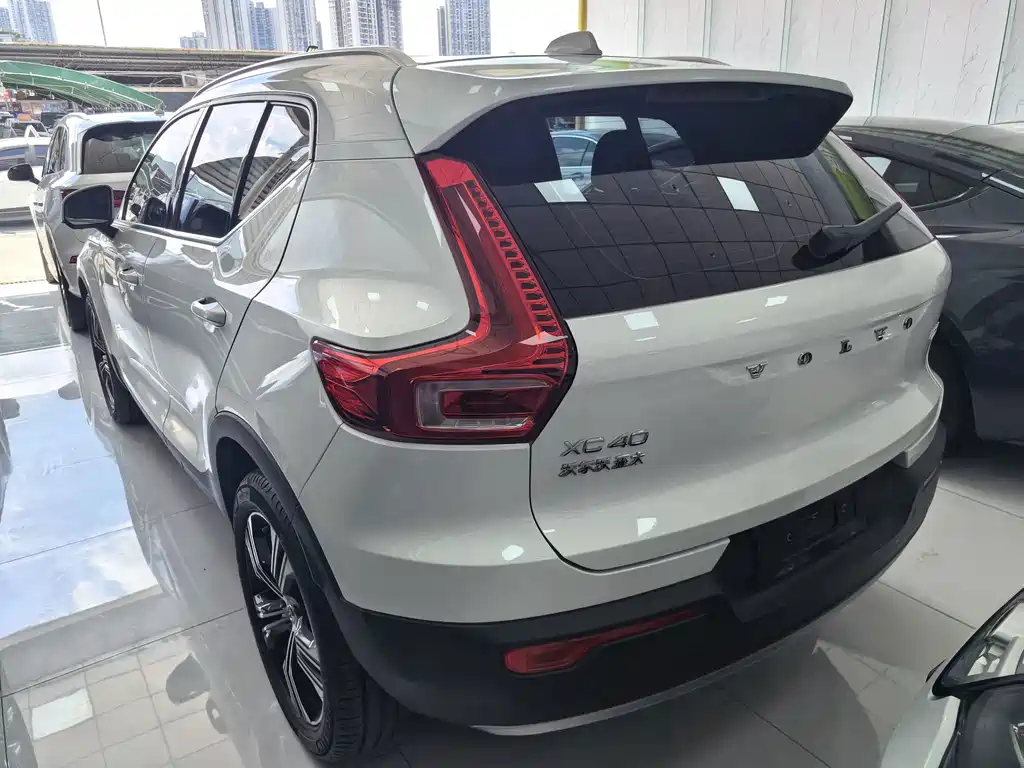 Volvo XC40 — фото 3