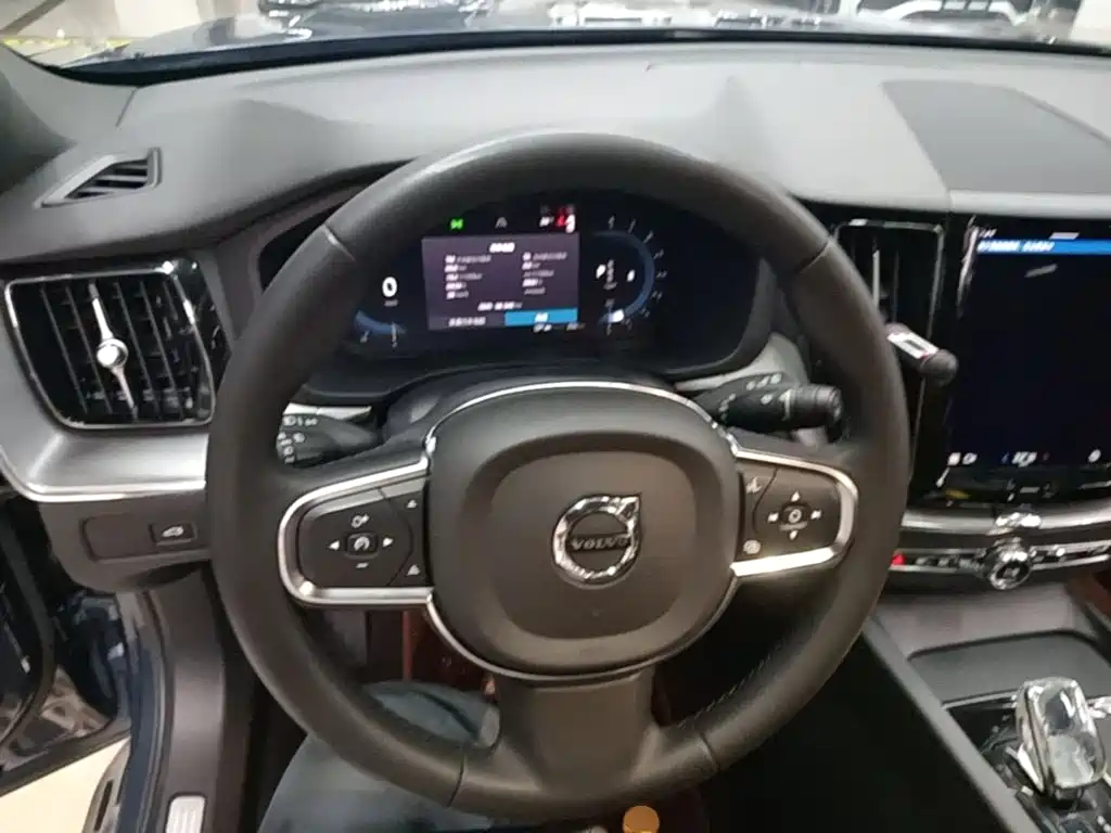Volvo XC60 — фото 11