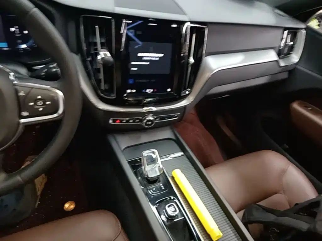Volvo XC60 — фото 13