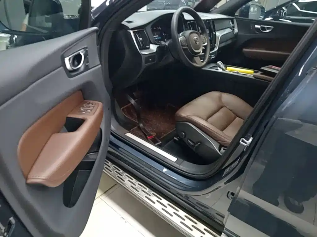 Volvo XC60 — фото 15