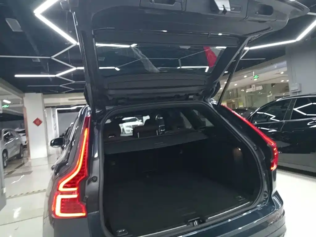 Volvo XC60 — фото 19